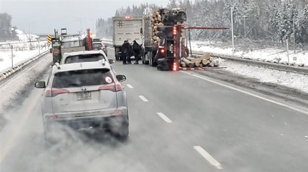 Un camion semi-remorque renversé sur la 73 Sud à Notre-Dame-des-Pins