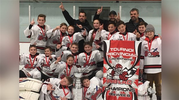 Le Garaga pee-wee B remporte la bannière de champions