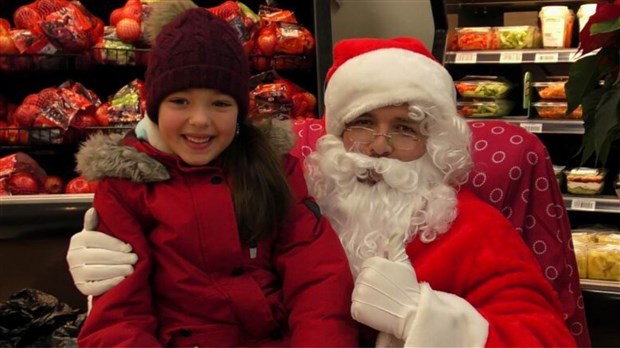 Normand DeLessard présente le père Noël des enfants de Saint-Éphrem