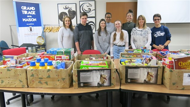 La polyvalente de Saint-Georges remet 700 $ en denrée alimentaire à Moisson Beauce