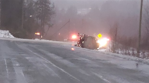 Un camion citerne se renverse près de la A-73 à Saint-Georges