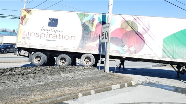 Un camion vient près de se renverser sur le boulevard Lacroix à Saint-Georges 
