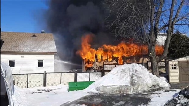 Vidéo du feu de garage à Saint-Georges ouest mercredi pm