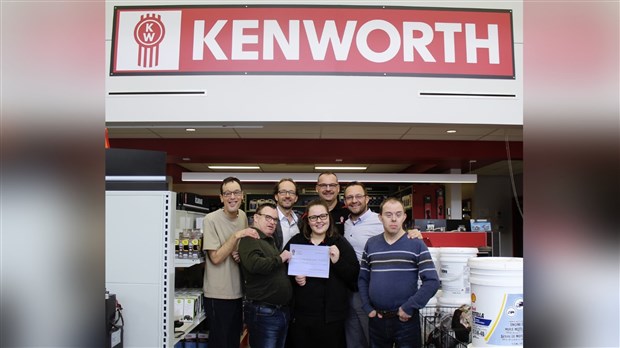 Kenworth Québec Inc. remet un don de 1000$ à l'AIS