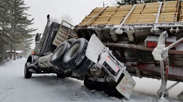 Un camion renversé dans le secteur Jersey-Mills