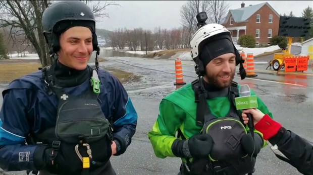 Crue printanière : kayakistes téméraires sur la rivière Calway