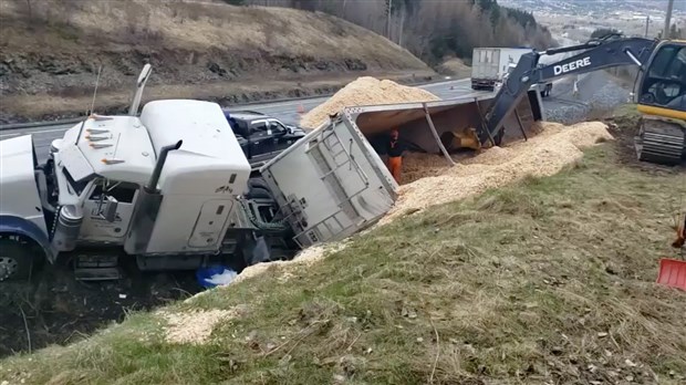 Un camion de 53 pieds se renverse sur la route 204