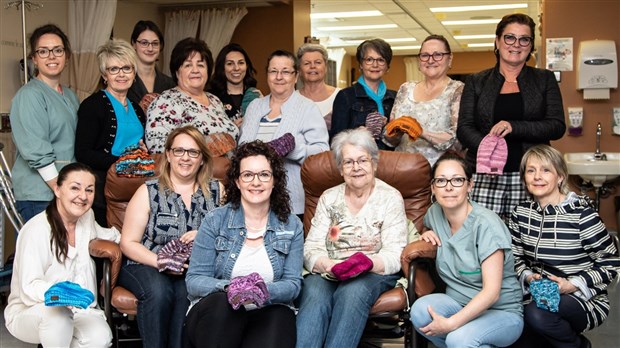 Des tuques pour apporter du réconfort en oncologie 