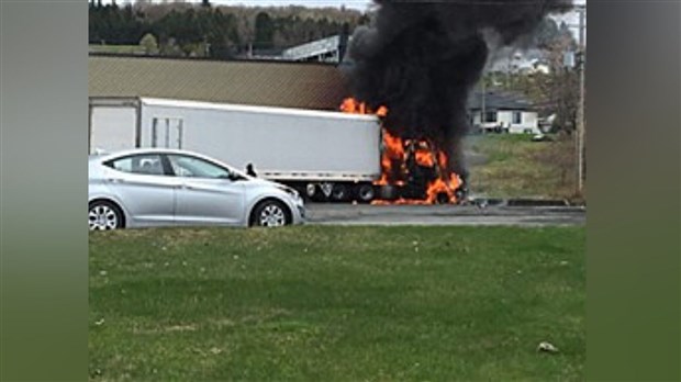 Un camion prend feu au IGA de Saint-Joseph