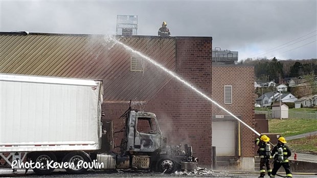 Incendie à Saint-Joseph : beaucoup de dommages pour le camion-remorque, mais aucun blessé