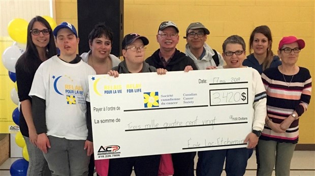 Les élèves de la classe d'intégration sociale remettent 3420$ à la Société canadienne du cancer