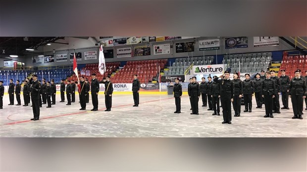 Plusieurs récipiendaires lors du cérémonial 2019 du corps de cadets 2625 de Saint-Georges