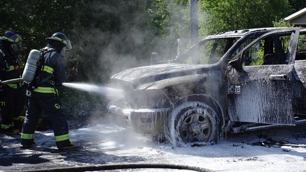 Un pick-up prend feu dans la 175e rue