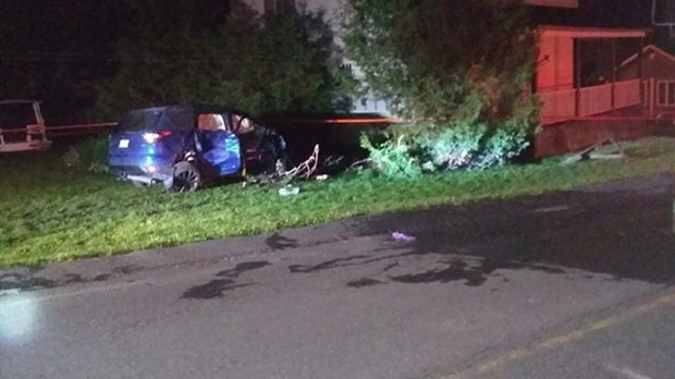 Un conducteur de 29 ans de Saint-Honoré perd la vie après avoir percuté une résidence