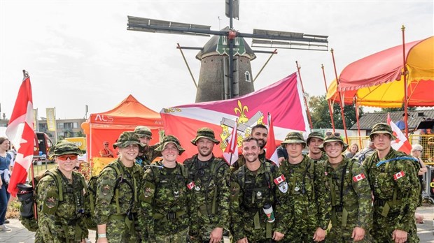 Marche de Nimègue : la délégation du Régiment de la Chaudière décorée