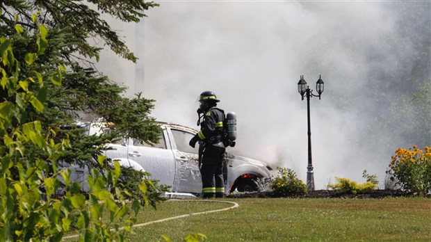 Une roulotte et une voiture sont la proie des flammes à Saint-Georges