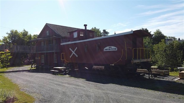 Normand DeLessard présente le belvédère du moulin Bernier de Courcelles