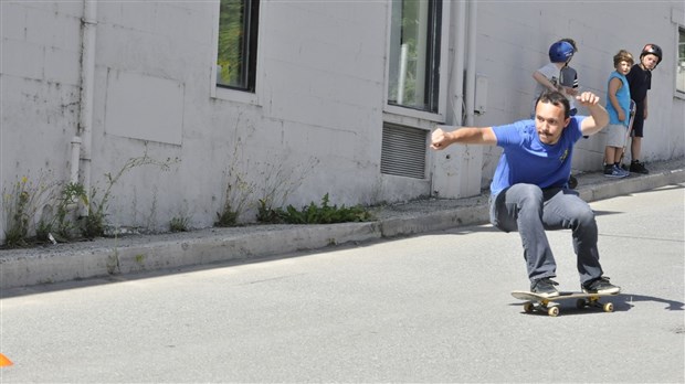Une compétition de skateboard dans la 113e rue