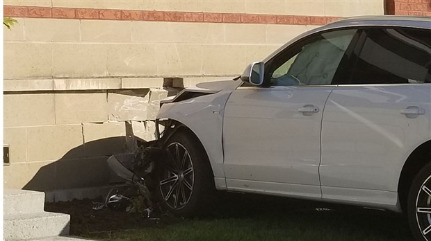 Une femme percute un mur de la Caisse Desjardins à Saint-Georges