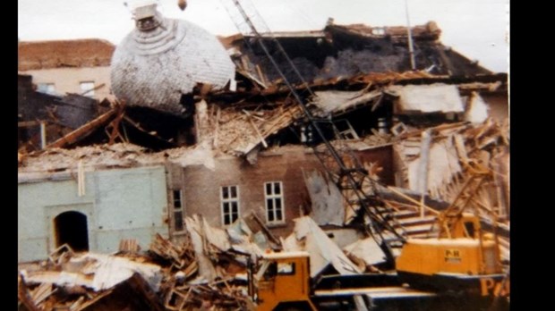 Normand DeLessard présente la démolition du vieux collège de Beauceville en 1977