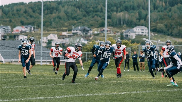 Football : Les Faucons remportent leur premier match de la saison à domicile 