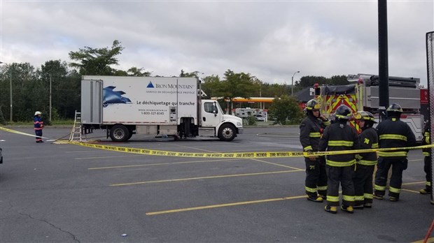 Début d'incendie concernant un véhicule-camion dans le stationnement du Walmart 
