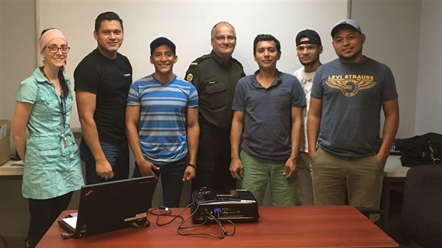 Le sergent Mario Thiboutot rencontre 16 nouveaux arrivants au Cégep Beauce-Appalaches