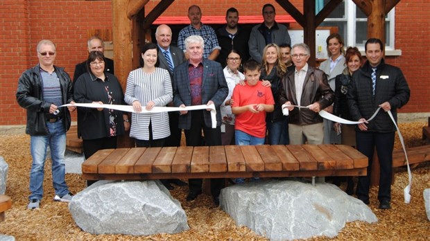 Inauguration d'une classe flexible extérieure et de nouveaux jeux à l'école Roy et Saint-Louis de La Guadeloupe 