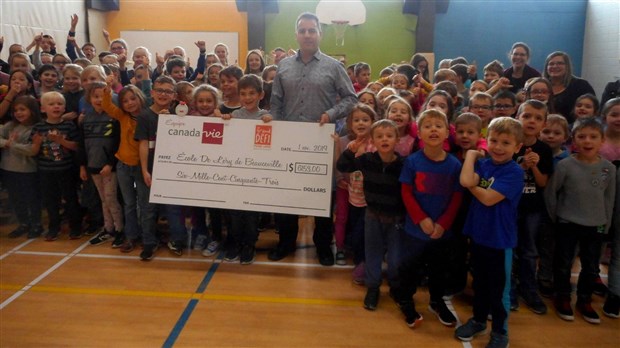 Alain Bolduc remet 6 153 $ à l'école de Léry de Beauceville