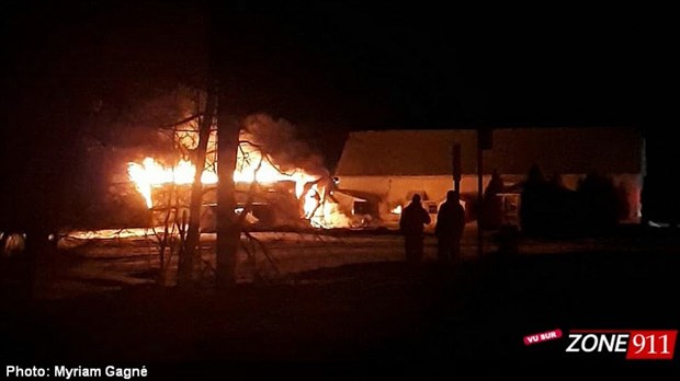 Un garage commercial complètement détruit par les flammes à Saint-Isidore