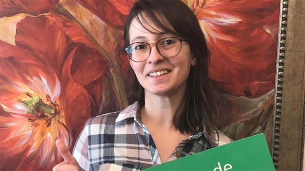 La Caisse Desjardins du Sud de la Chaudière remet une bourse à une jeune de Saint-Gédéon