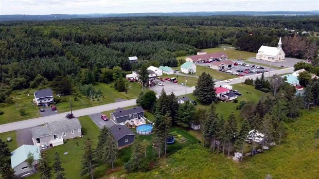 Normand DeLessard présente une vue aérienne de Saint-René 