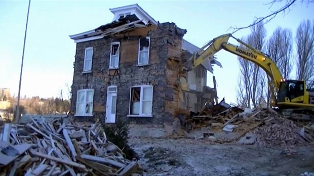 Normand DeLessard présente des souvenirs de la démolition de la maison Lacroix de Saint-Georges