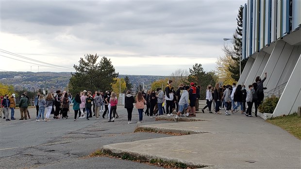 Une cinquantaine d'élèves ont manifesté contre les nouvelles mesures sanitaires dans le réseau scolaire