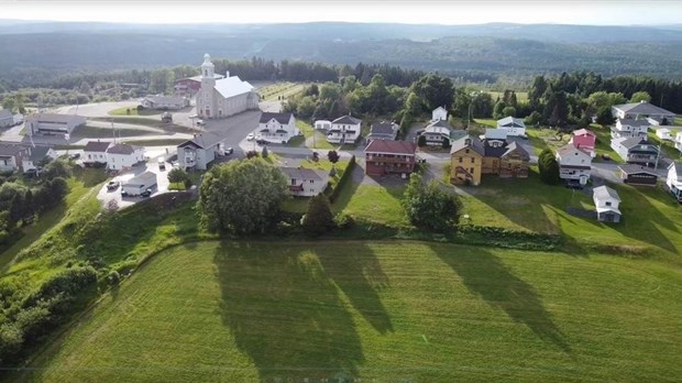 Normand DeLessard présente une vue aérienne de Sainte-Rose