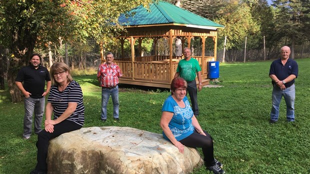 Une aire de repos dans le Parc des cervidés