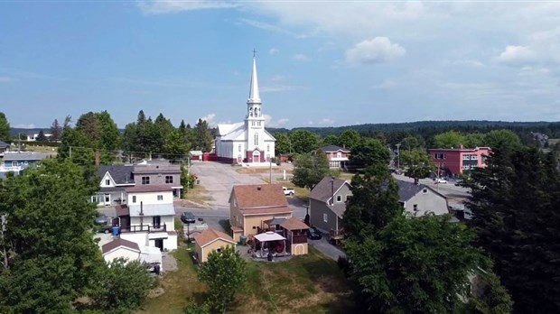 Normand DeLessard présente une vue aérienne de Saint-Benjamin