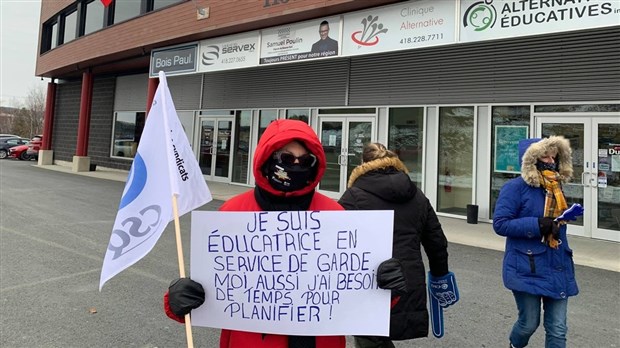 Manifestation du personnel en services de garde devant le bureau du député Samuel Poulin