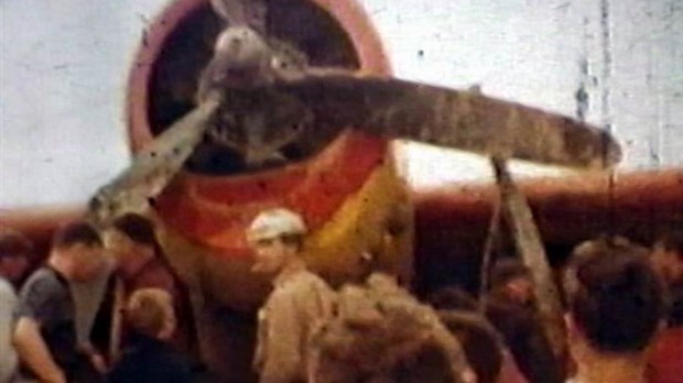 Normand DeLessard présente la visite d'un avion à la Guadeloupe en 1960