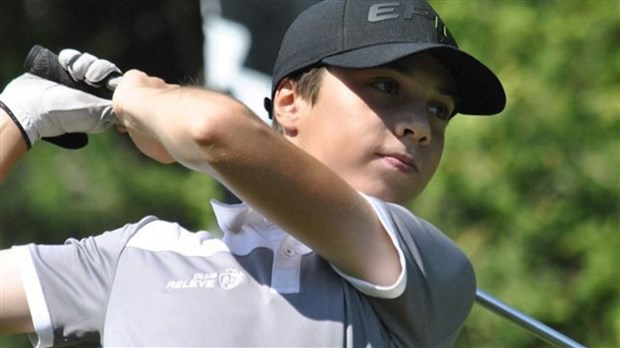 Félix Poulin obtient une bourse de 2 000 $ en tant qu'étudiant-athlète en golf