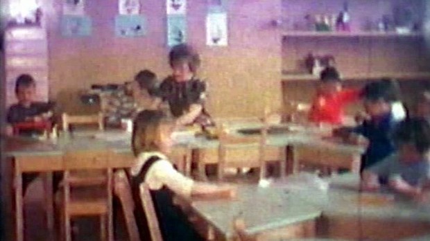 Normand DeLessard présente une classe de l'école Roy et Saint-Louis de La Guadeloupe en 1965