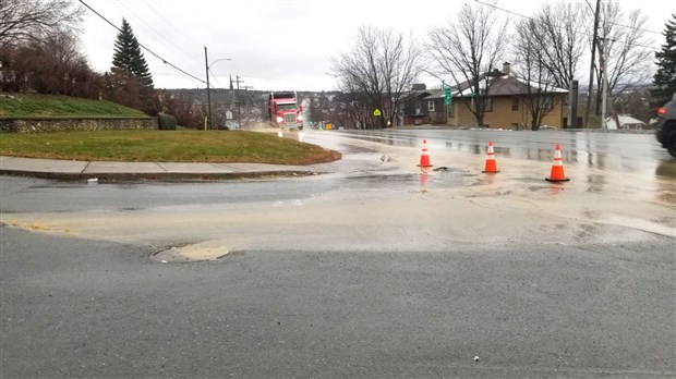 Bris d'aqueduc à l'intersection de la 114e rue et du boulevard Lacroix