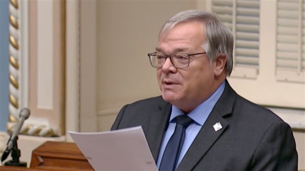 Luc Provençal félicite Raphaël Lessard dans un discours à l'Assemblée nationale
