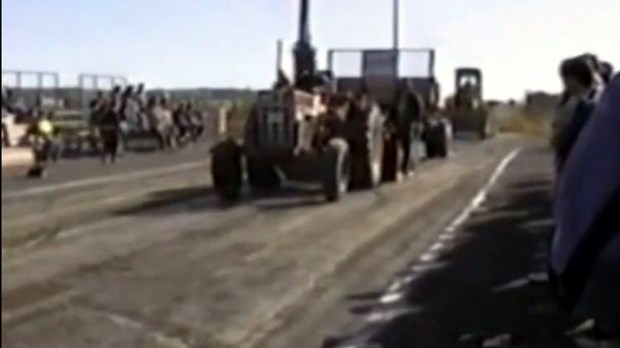 Normand DeLessard présente des souvenirs de tirs de tracteurs à Saint-Benoit