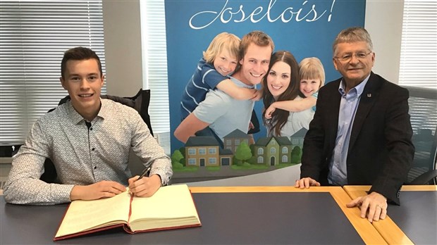 Raphaël Lessard a signé le livre d'or de Saint-Joseph-de-Beauce