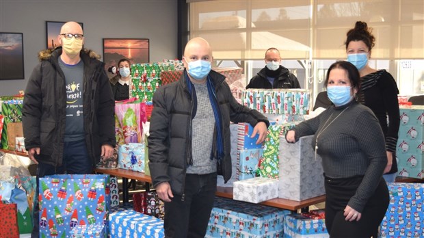 Le Syndicat de l'enseignement de la Chaudière remet des cadeaux à 182 enfants
