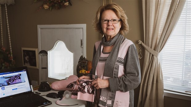 Francine Gilbert crée des pochettes pour drains post mastectomie