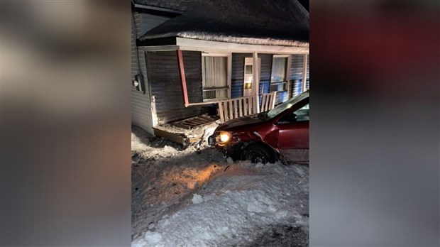 Une automobiliste fait une sortie de route dans la galerie d'une résidence à Sainte-Justine
