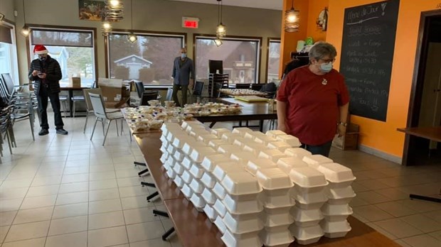 Le restaurant La Bonne Fringale distribue 170 repas de Noël gratuits aux personnes seules