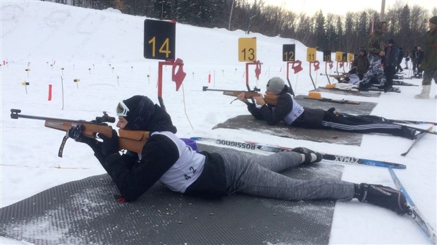 Plusieurs biathloniens grimpent les marches du podium